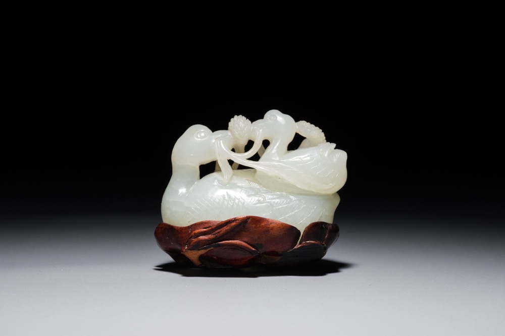 Un groupe en jade sculpt&eacute; figurant deux canards mandarin sur feuille de lotus, 19&egrave;me